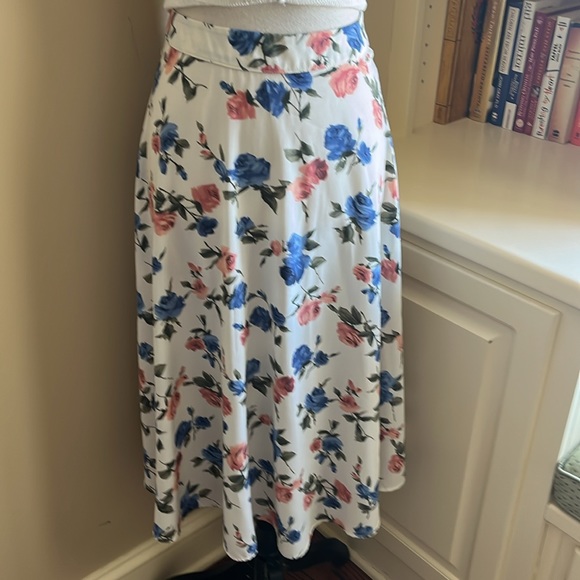 Maxi Floral Skirt Size XS with side zip. Excellent condition. Worn briefly x1. - Picture 2 of 8